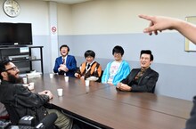 反省会に参加する東京03、バカリズム、劇団ひとりら。