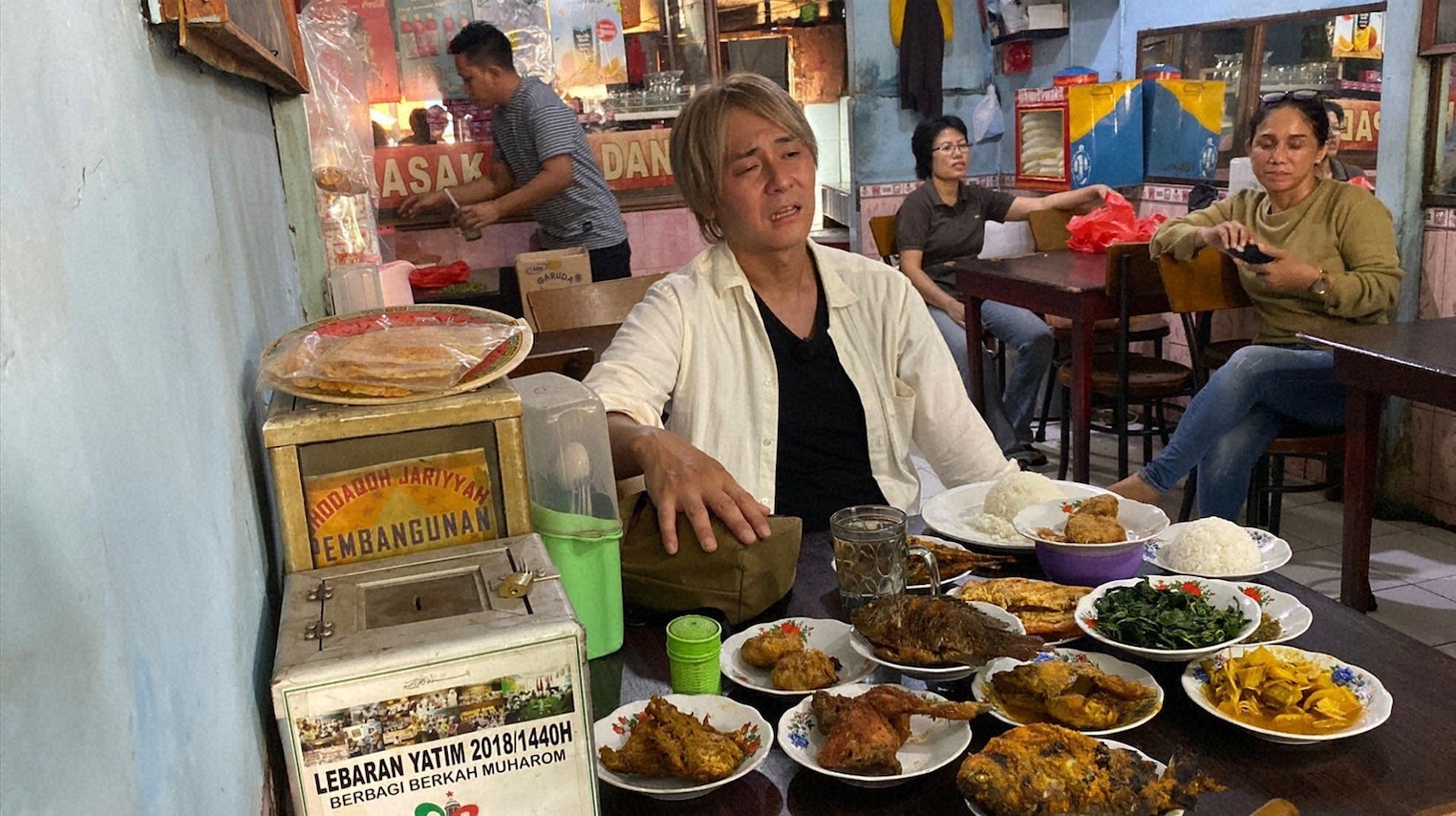 「迷宮グルメ 異郷の駅前食堂」でインドネシアの食堂を訪れ、大量の皿を前にして途方に暮れるヒロシ。(c)BS朝日