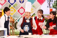 「ねとめし総選挙」に参戦する、コック帽をかぶった和牛・水田（左から2人目）。