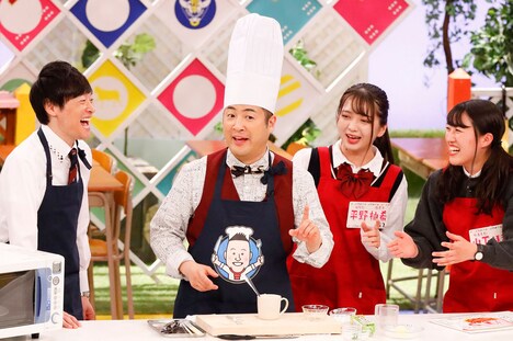 「ねとめし総選挙」に参戦する、コック帽をかぶった和牛・水田(左から2人目)。