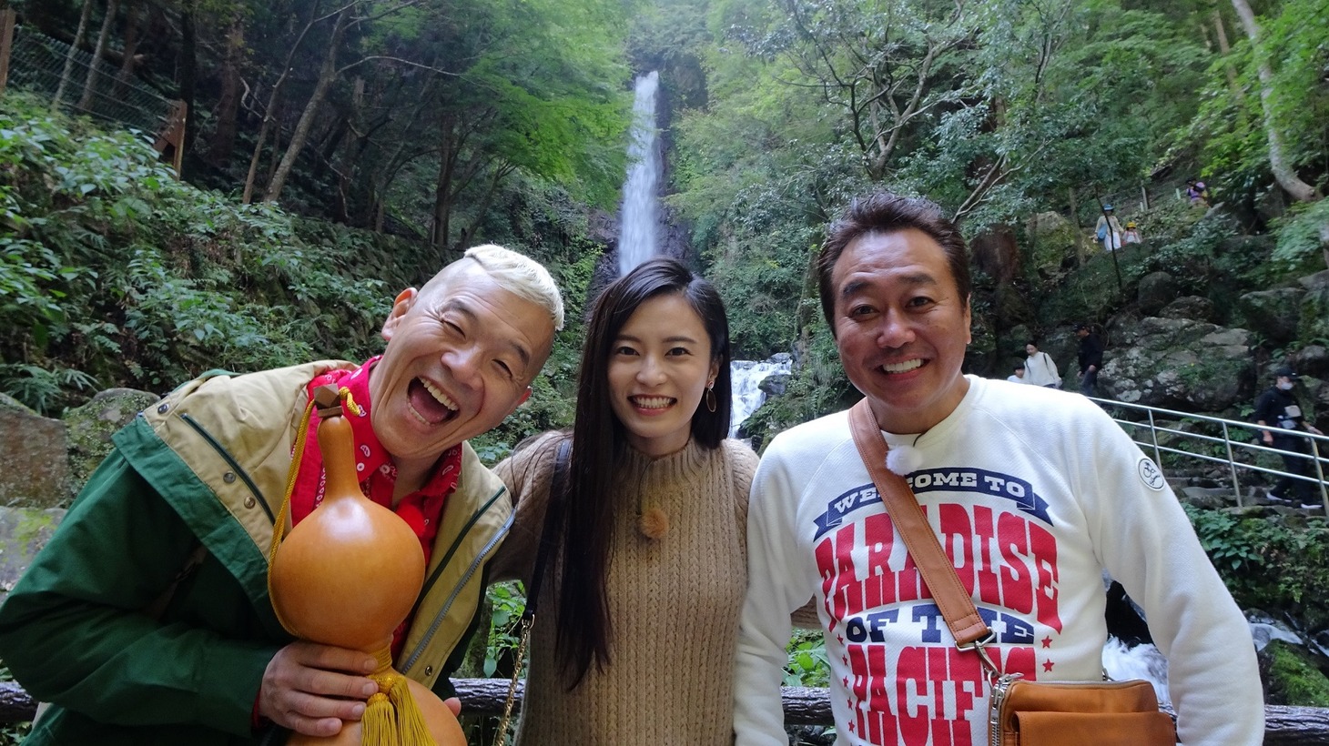 左からキャイ～ン・ウド鈴木、小島瑠璃子、さまぁ～ず三村。(c)メ～テレ