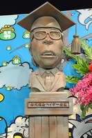 記者会見場に設置されたモニュメント。