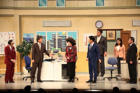 囲み取材に出席した浅香あき恵(左)と佐藤武志(右)。