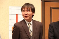 囲み取材に出席した佐藤武志。