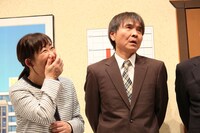 囲み取材に出席した浅香あき恵（左）と佐藤武志（右）。