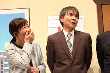 囲み取材に出席した浅香あき恵（左）と佐藤武志（右）。