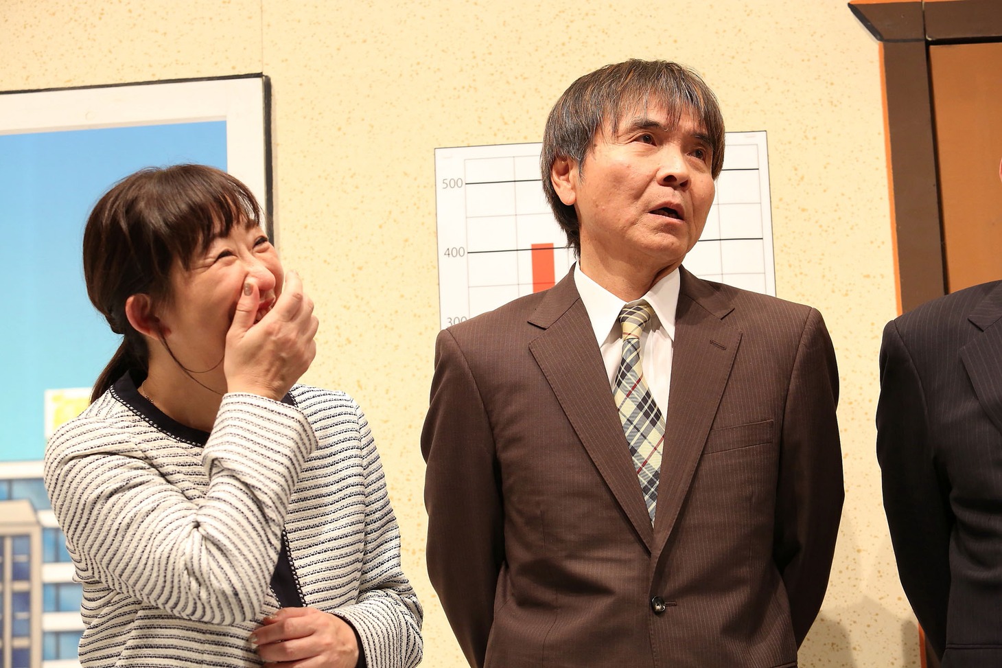 囲み取材に出席した浅香あき恵（左）と佐藤武志（右）。