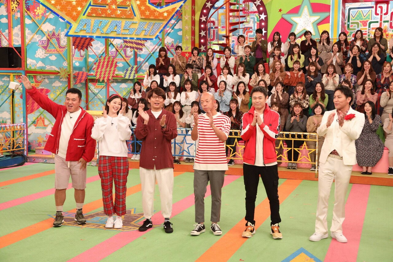 「VS嵐」に出演する（左から）アンタッチャブル山崎、足立梨花、三四郎・小宮、バイきんぐ小峠、品川庄司・品川、狩野英孝の「狩野軍団」。(c)フジテレビ
