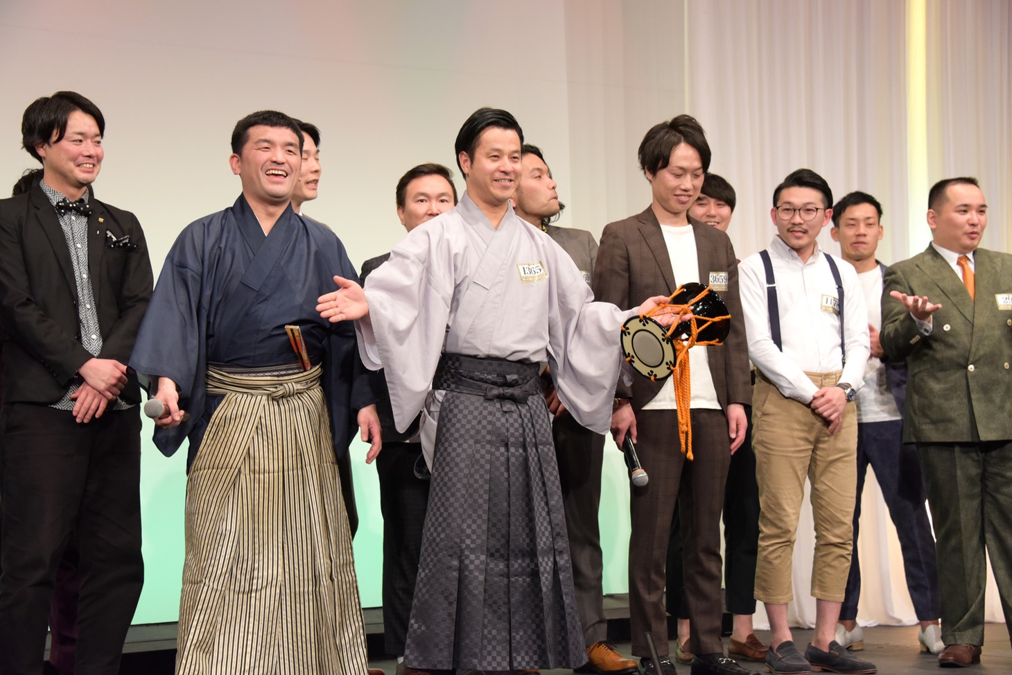 すゑひろがりずが配信を締めるワンシーン。