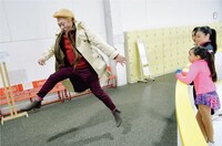 選手を指導するポコスタンチ。