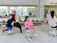 選手を指導するポコスタンチ。