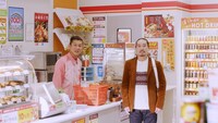 Indeedの新CM「コンビニ」編（笑い飯バージョン）より。