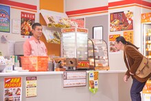 CM撮影中の笑い飯。