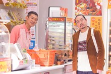 CM撮影中の笑い飯。