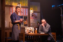 CM撮影中の笑い飯。