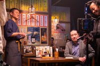 CM撮影中の笑い飯。