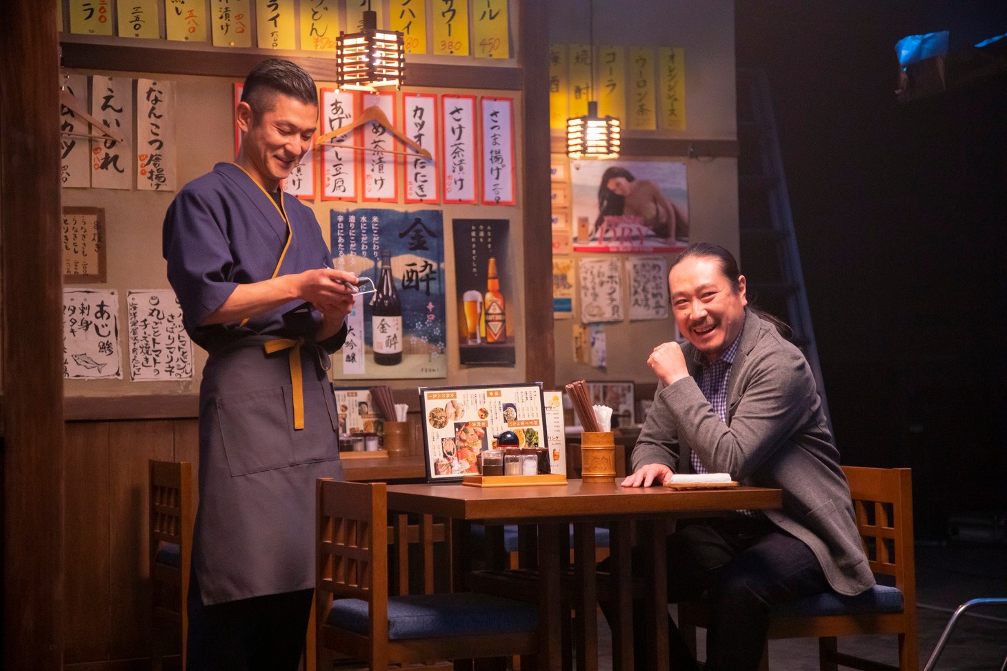 CM撮影中の笑い飯。