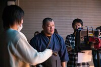 CM撮影中の野性爆弾。