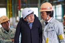 本多力演じるアニメ好き部員チカダ（中央）。