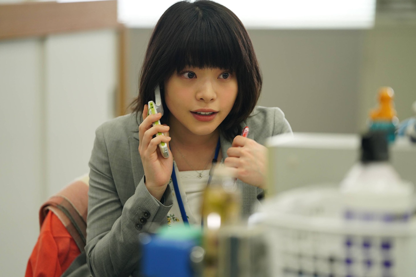 岸井ゆきの演じるやる気のない部員エモト。