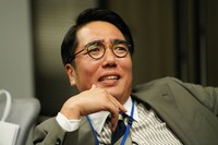 おぎやはぎ小木演じる上司アサガワ。