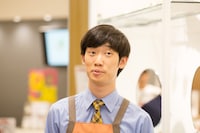 まんじゅう大帝国・竹内扮するリサイクルショップの店長。