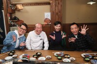 「伝説の母ちゃん」に出演する（左から）ナイツ土屋、志村けん、黒木瞳、ナイツ塙。