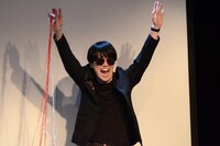 トム・クルーズに扮してマジックを披露するラブレターズ溜口。