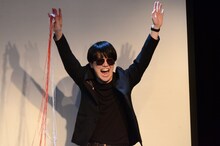 トム・クルーズに扮してマジックを披露するラブレターズ溜口。