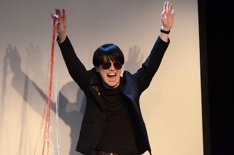 トム・クルーズに扮してマジックを披露するラブレターズ溜口。