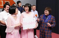 インタビューを受ける阿佐ヶ谷姉妹。