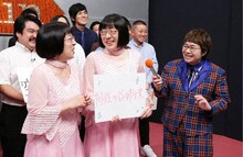 インタビューを受ける阿佐ヶ谷姉妹。