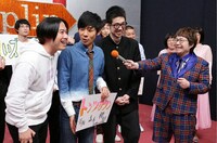 インタビューを受けるトンツカタン。