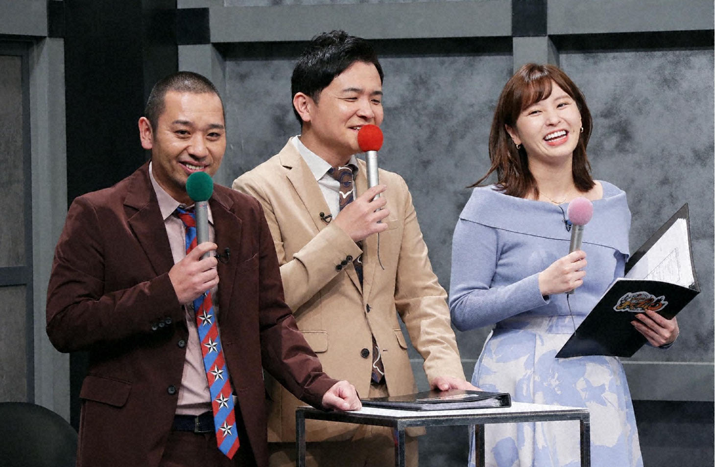 千鳥と角谷暁子アナウンサー。