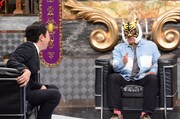 左から有吉弘行、タイガーマスク。(c)日本テレビ