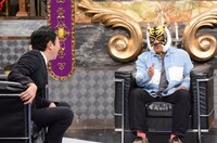 左から有吉弘行、タイガーマスク。(c)日本テレビ