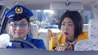 配車アプリ「MOV」のCMに出演する南海キャンディーズ。