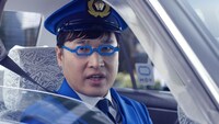 南海キャンディーズ山里扮するタクシー運転手。