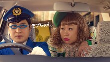 南海キャンディーズ山里扮するタクシー運転手（左）としずちゃん扮する乗客（右）。