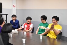 反省会に参加する東京03、バカリズム、劇団ひとり、岸井ゆきのら。