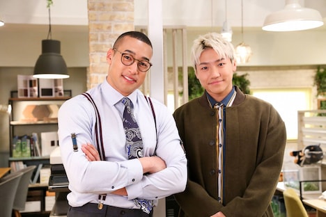 左から白井役の関口メンディー、周防ひろ美の夫・克也役の小森隼。