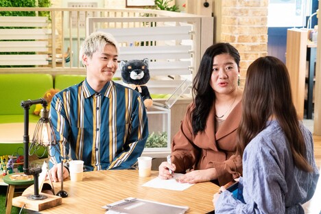 ガンバレルーヤよしこ（中央）の夫役で「モトカレマニア」に参加する小森隼（左）。