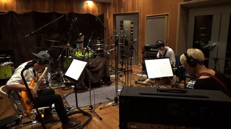 レコーディング中のRunny Noize。(c)MBS