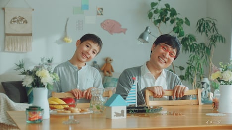 （左から）寺嶋眞秀、南海キャンディーズ山里。