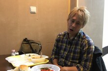 「迷宮グルメ 異郷の駅前食堂」中身がわからないブルガリア料理の不思議な食感に困惑するヒロシ。(c)BS朝日