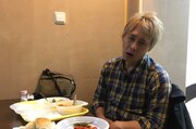 「迷宮グルメ 異郷の駅前食堂」中身がわからないブルガリア料理の不思議な食感に困惑するヒロシ。(c)BS朝日
