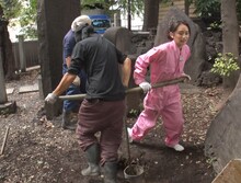 井戸を掘る岡田結実。