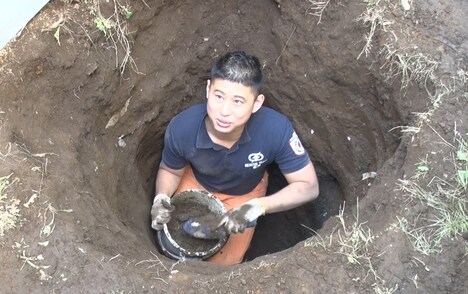 井戸を掘るワタリ119。