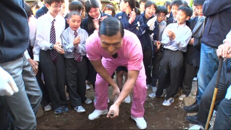 井戸を掘るオードリー春日。