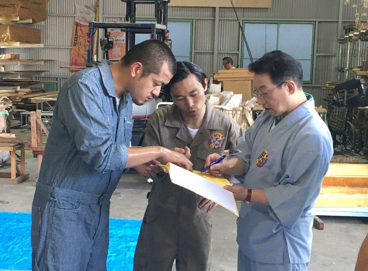 カミナリ、ペットボトルで秘密基地の船作る